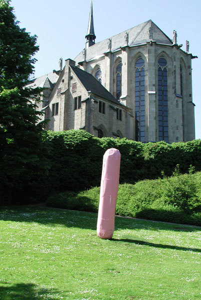 프란츠 베스트의 조각 「망상」과 그 뒤로 보이는 중세의 대수도원 건물