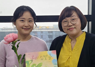 핑크빛 봄의 따사로움을 담아낸 그림책, 『봄의 입맞춤』  | YES24 채널예스