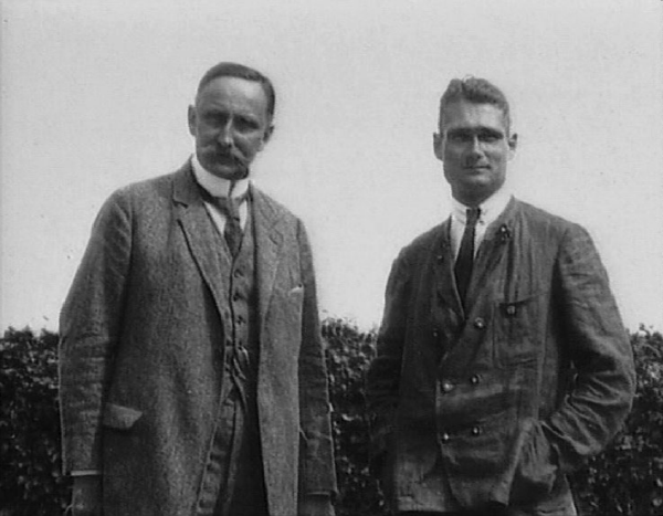 그림4-Karl Haushofer (links) und Rudolf He?, um 1920.png