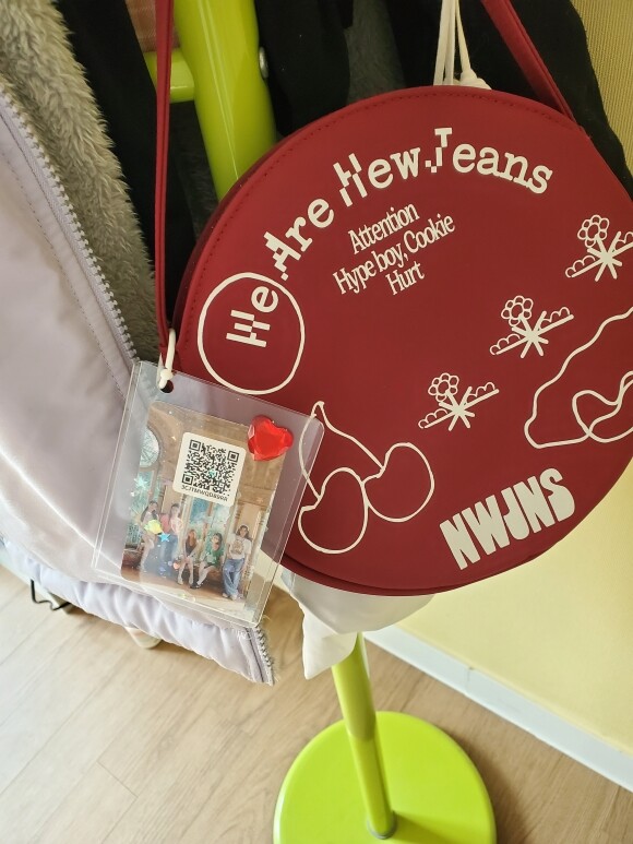 뉴진스 (NewJeans) - 1st EP 'New Jeans' [Bag (Red) ver