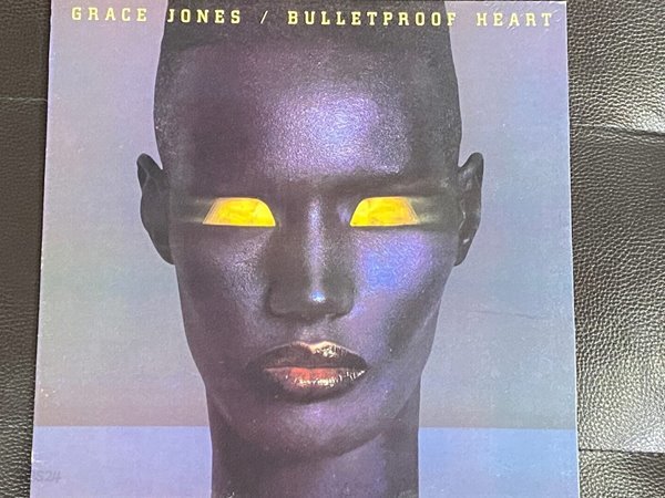 [LP] 그레이스 존스 - Grace Jones - Bulletproof Heart LP [EMI/계몽사-라이센스반]