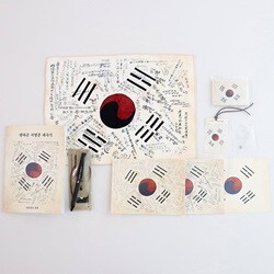 [자석 포함 세트] 1946 광복군 서명문 태극기 소포 (패브릭大+노트+볼펜+엽서3P+네오디움자석 2개+점착식 메모지+네임 책갈피카드)