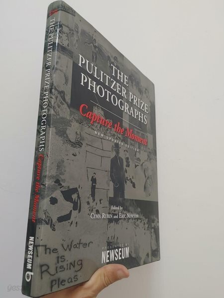 The Pulitzer Prize Photographs Capture the Moment, Cyma Rubin, Eric Newton (Editor), NEWSE, 2007