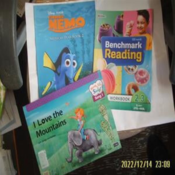 YBM 외 3권/ FINDING NEMO (Book 2). I Love the Mountains (Song 1). 100 words Benchmark Reading 워크북 2.3 (본책없음) -공부많이함