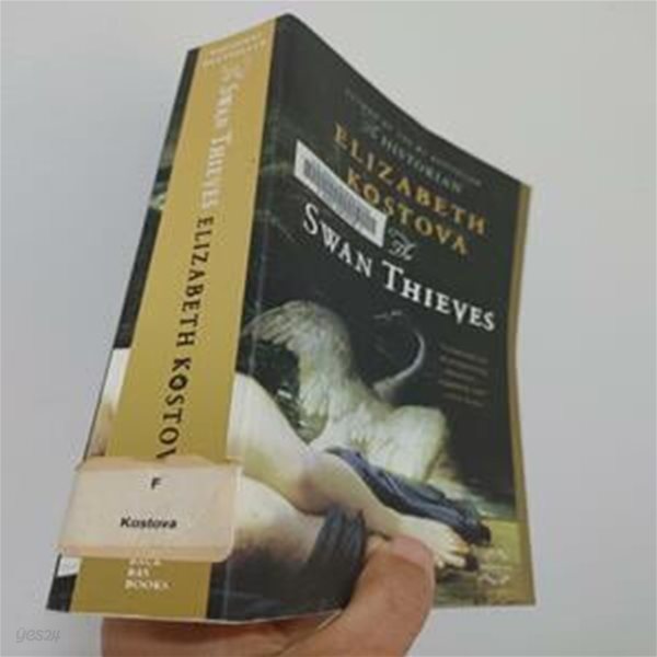 The Swan Thieves (A Novel) | 상태설명과 사진 확인해주세요