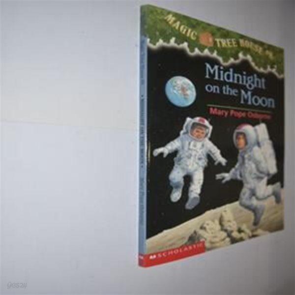 Midnight on the Moon (Magic Tree House Book 8)