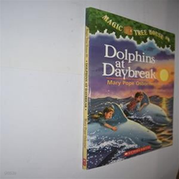 Dolphins at Daybreak (Magic Tree House Book 9) 