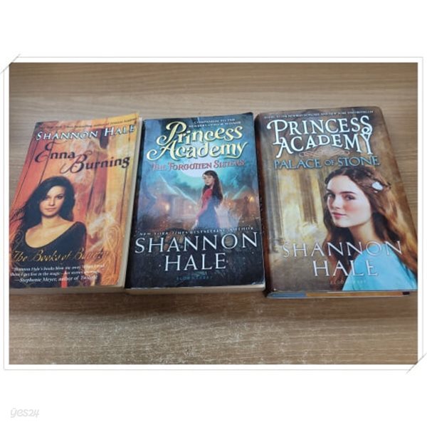 샤넌 헤일 3권 세트.1 Palace of Stone,2 The Forgotten Sisters,3 Enna Burning.출판사 Bloomsbury USA.