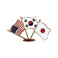 휘날리는 한미일 3국 깃발 자석뱃지