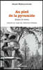 Au pied de la pyramide