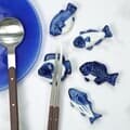 푸른 물고기 생선 젓가락 수저 받침대