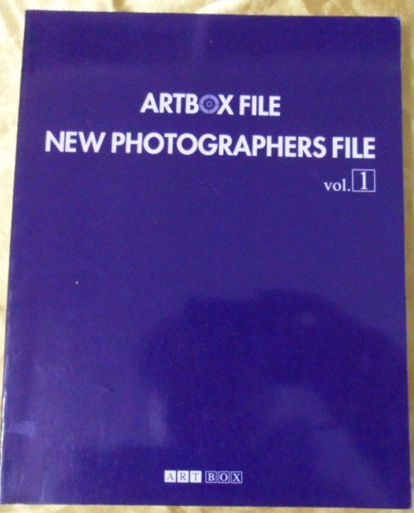 NEW PHOTOGRAPHERS FILE  (ART BOX FILE series) (2004) 