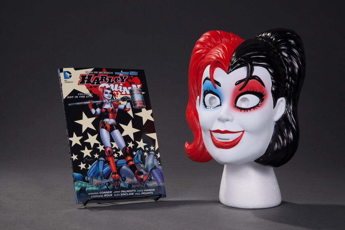 Harley Quinn Book and Mask Set 할리퀸 그래픽 노블 &amp; 마스크 세트