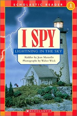 Scholastic Hello Reader Level 1 : I Spy Lightning In The Sky