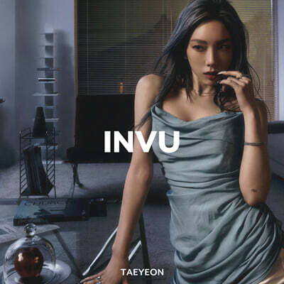 태연 — 3집 INVU 앨범 커버