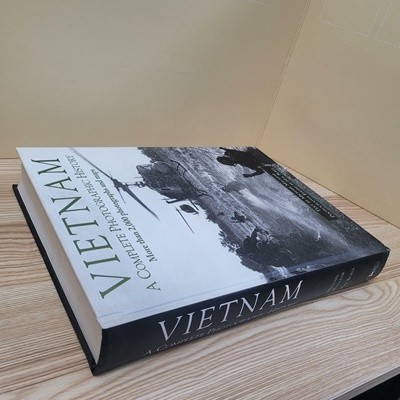 Vietnam: A Complete Photographic History (Hardcover)