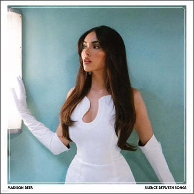 Madison Beer — 2집 Silence Between Songs 앨범 커버