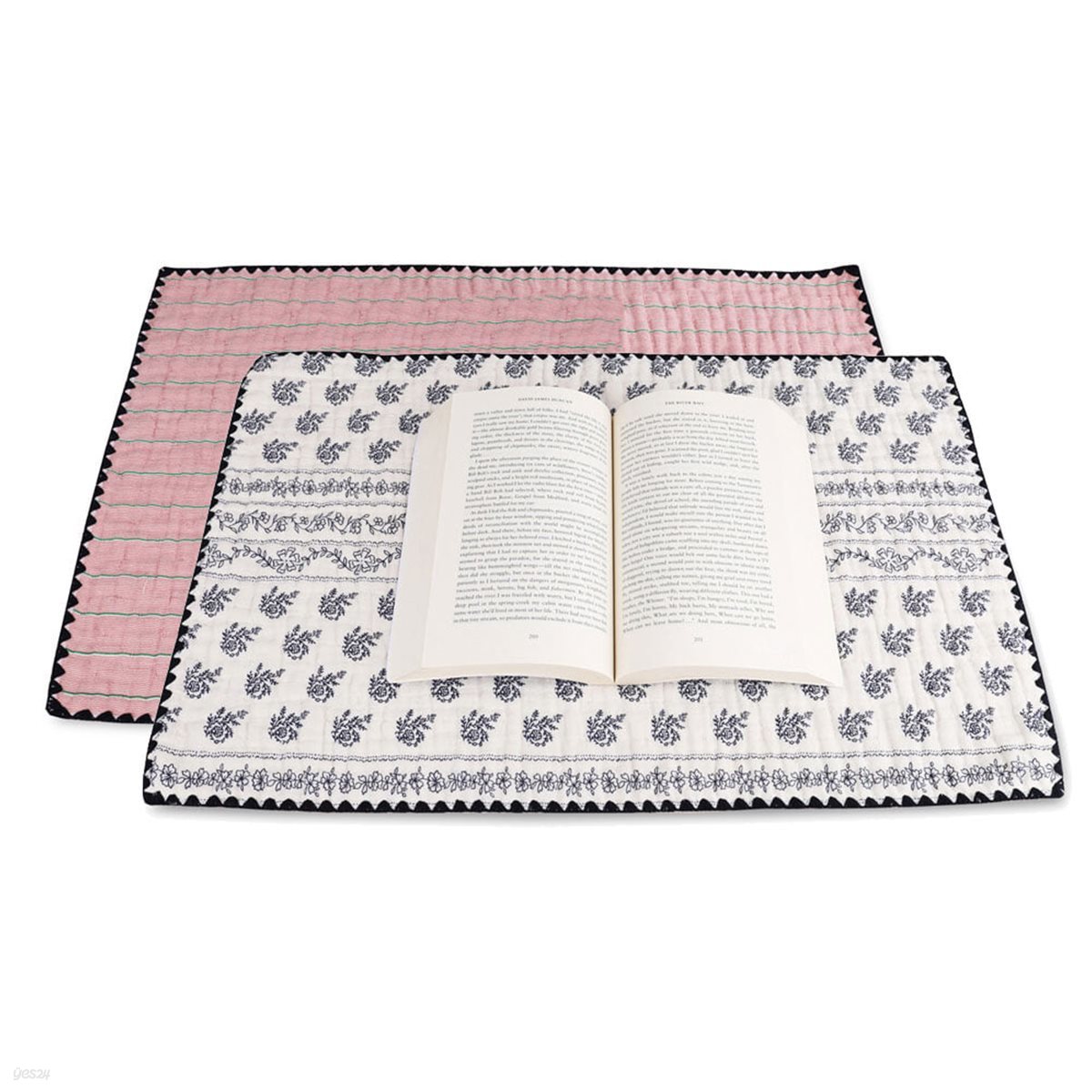 책을 품는 양면 독서매트 꽃넝쿨 검정 줄무늬 분홍