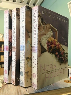 nora roberts / happy ever after, vision in white, savor the moment, bed of roses / 4권 세트