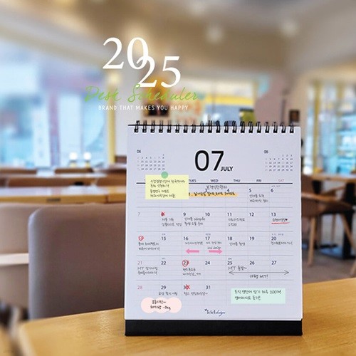 ̾ Desk Calendar 2025