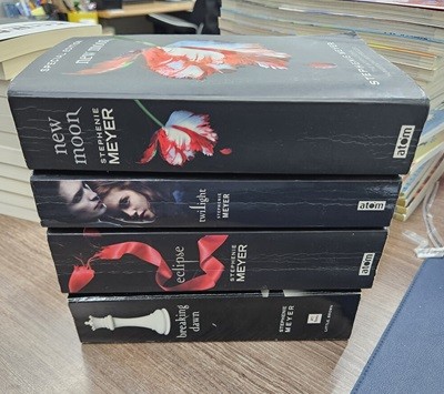 The Twilight Saga  (Paperback 4권, International Edition)