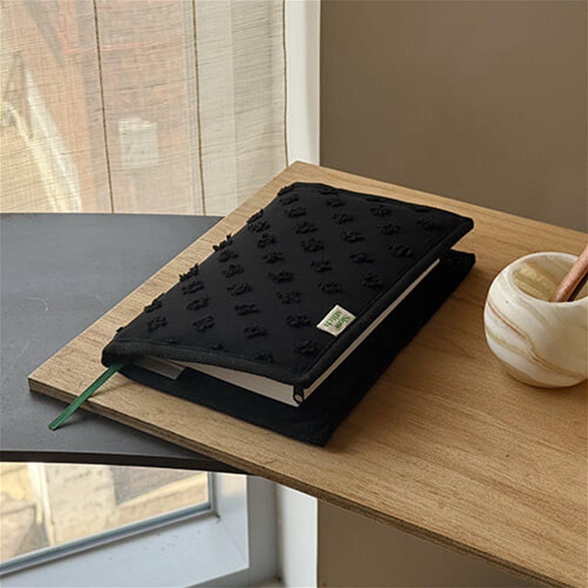 잔잔히 피는 꽃 북커버 ( 블랙 )