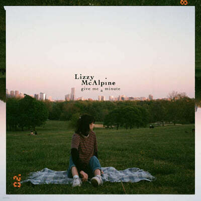 Lizzy Mcalpine — 1집 Give Me a Minute 앨범 커버
