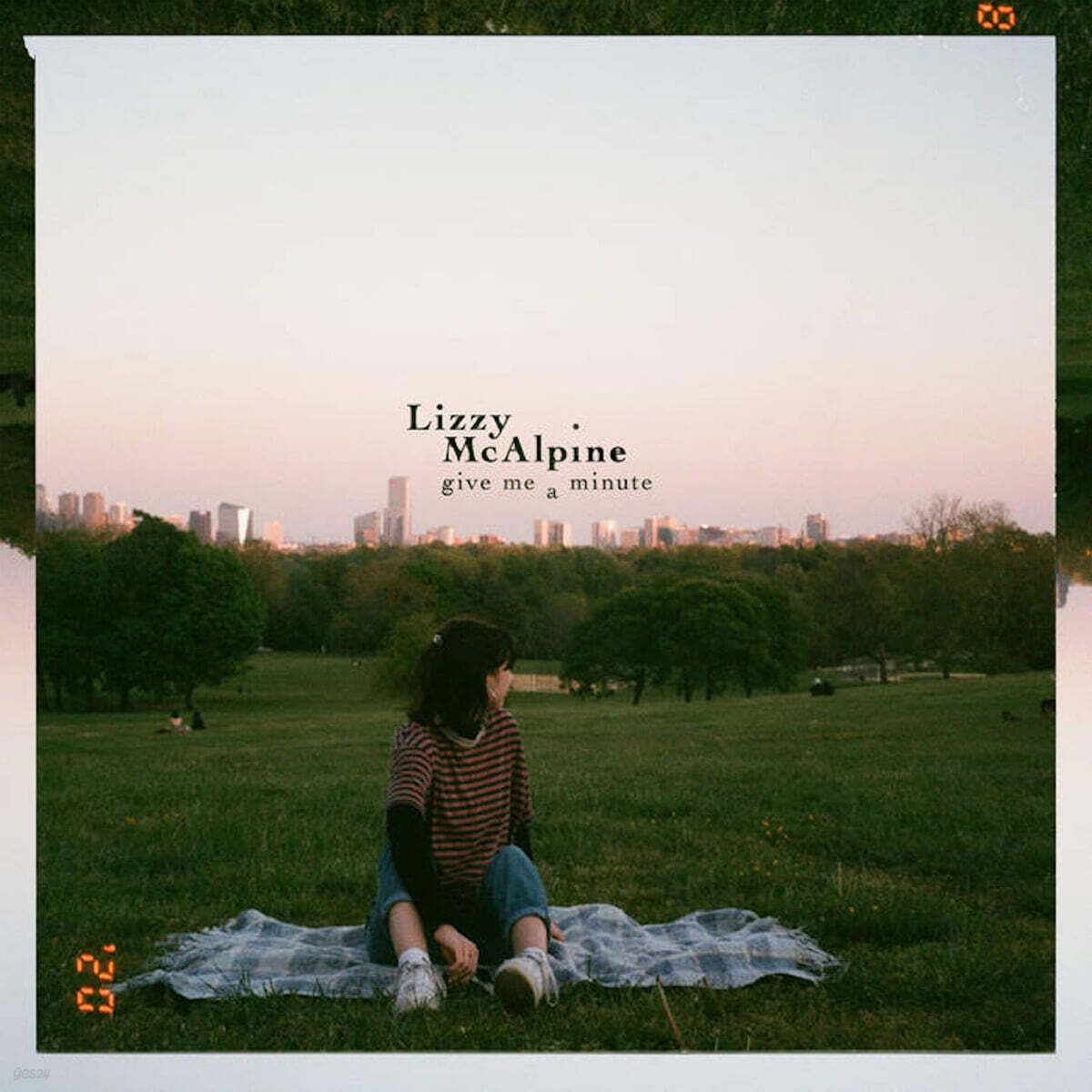 Lizzy Mcalpine (리지 매캘파인) - 1집 Give Me a Minute [핑크 컬러 LP]