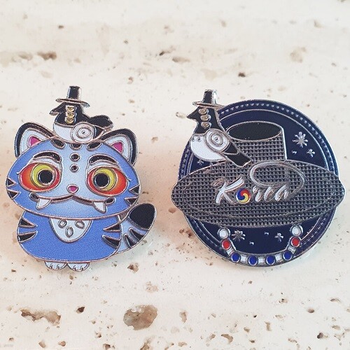 K-컬처 케데헌 호작도 호랑이 전통갓과까치 행운 민화 뱃지/박물관굿즈/한국전통기념품 공예품/한국관광 외국인친구들 국제학교 유학생 교환학생 바이어선물/Korean souvenirs