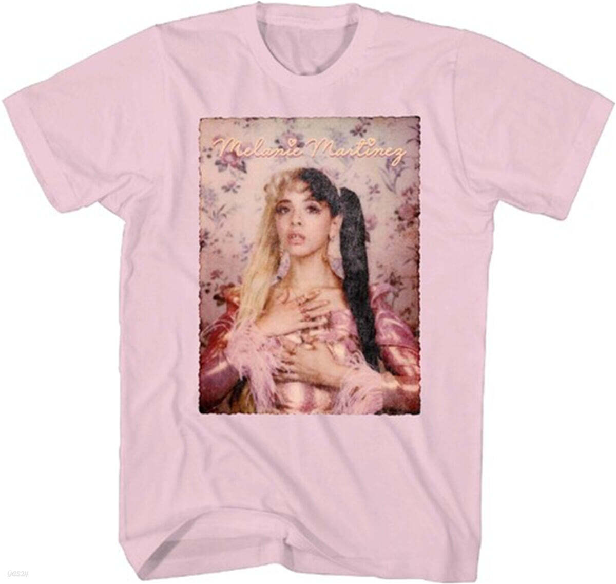 Melanie Martinez (멜라니 마르티네즈) - Portrait T-Shirt - Medium Pink
