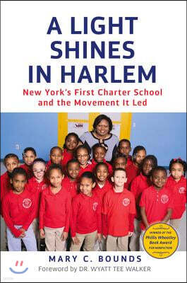 Chicago Review Pr A Light Shines in Harlem: New York's First Charter School and the Movement It Led