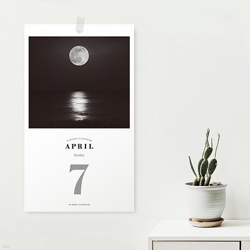 [365 days Ϸ] 2019 The Moon Daily Calendar