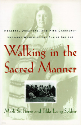 Walking in the Sacred Manner: Healers, Dreamers, and Pipe Carriers--Medicine Women of the Plains