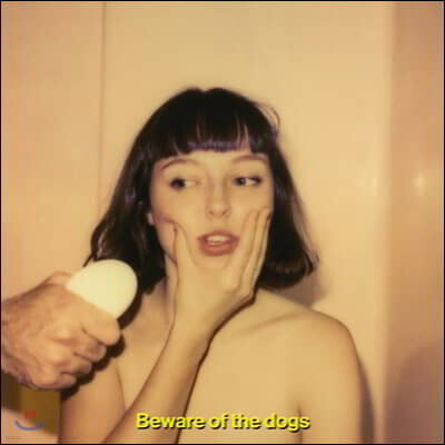 Stella Donnelly — 1집 Beware of the Dogs 앨범 커버