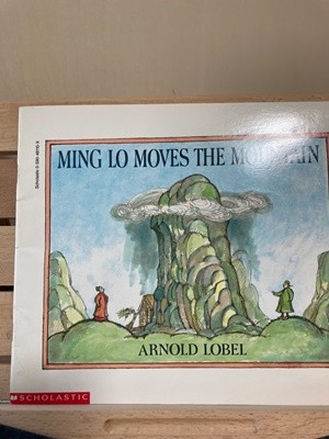 Ming Lo Moves the Mountain (Paperback, scholastic)