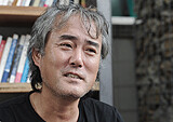 “욕망의 주체가 사라진 시대… GNP가 2만 불이면 뭐합니까?” - 한창훈 『꽃의 나라』
