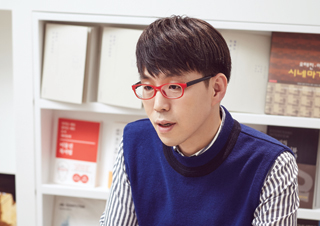 이동진 “평론은 ‘그럼에도 불구하고’의 세계”