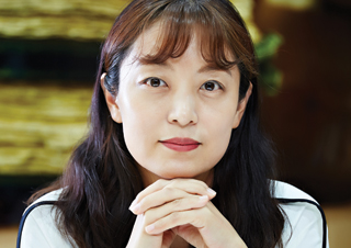 정민정 기자 “고단한 여성 후배들을 위로하고 싶었다” 