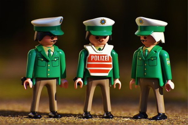 Old-Green-Figures-Playmobil-Funny-Police-Officers-2080246.jpg