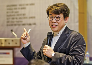 기업이 개처럼 벌어서 정승처럼 쓴다?