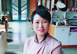 학교에서 아이들과 동시 모임을 하는 시인 