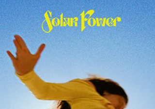강렬한 햇빛 아래 담아낸 자연주의 메시지, 로드의 Solar Power | YES24 채널예스