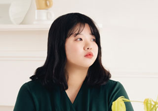 [커버 스토리] 소설가 박서련, 같은 이야기를 반복하고 싶지 않다