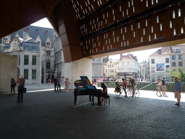 트리어 광장에서 피아노를 치고 있는 김지혜.jpg