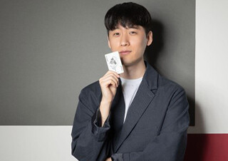 [브런치북 11회 대상 작가] "타인을 웃기기 위해 자신은 쓴웃음을 짓는 것"
