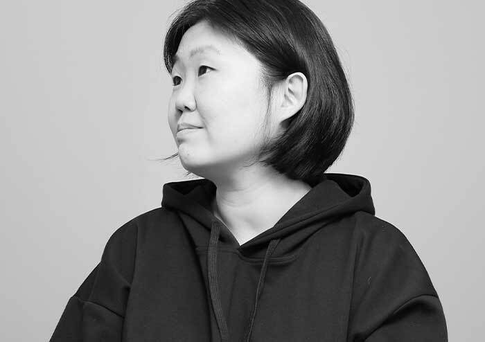 외로운 청년, 근육질 할매들에게 납치당하다