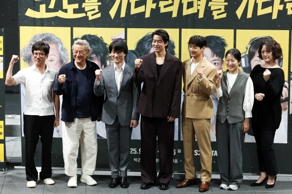 [더뮤지컬] "어쩌면 내 이야기" 박근형이 선택한 연극 <고도를 기다리며를 기다리며>
