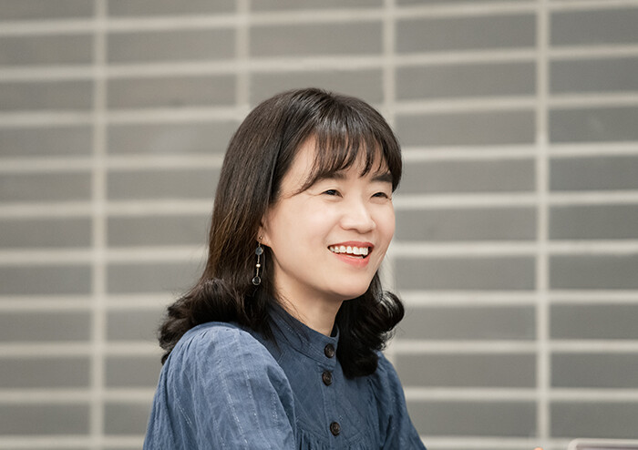 은유 작가의 책장