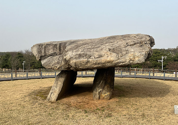 [정기현 칼럼] 얼굴 없는 무덤