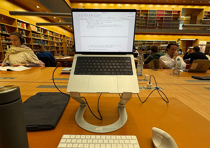 전성진 작가의 작업실 - 『몸을 두고 왔나 봐』